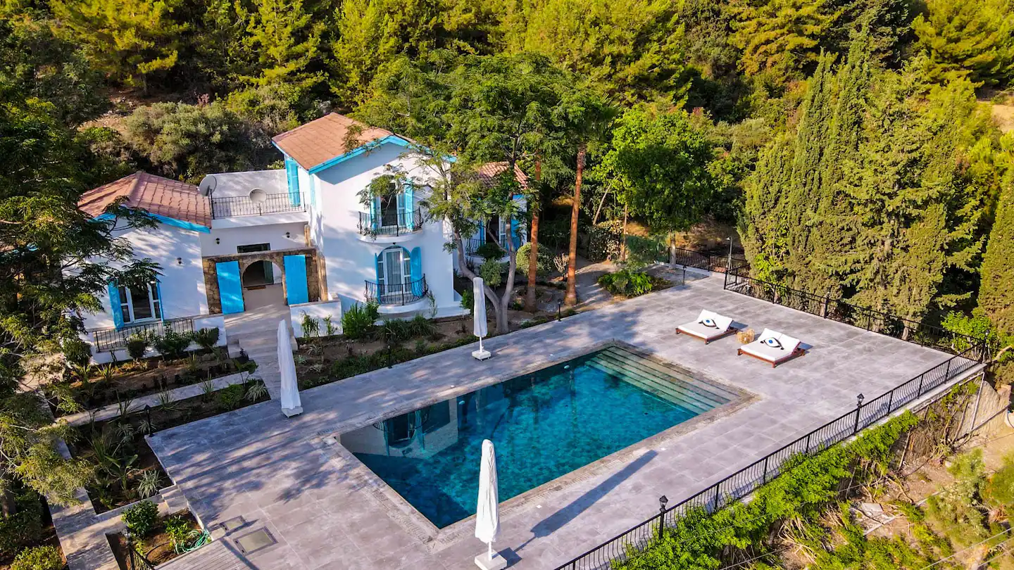 Developments harmonize seamlessly with the breathtaking landscapes  of trees, mountains,  and sea.